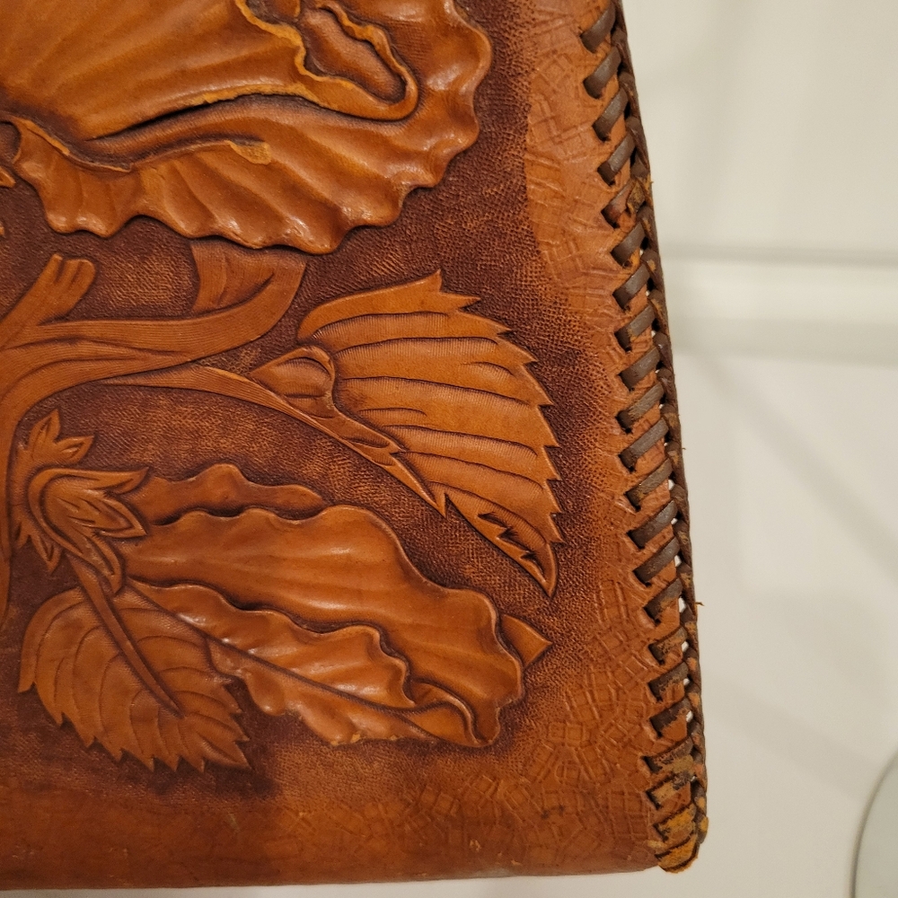 VINTAGE LEATHER HAND TOOLED PURSE WITH SUEDE INTERIOR. BRASS HARDWARE - Picture 5 of 15